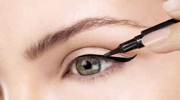 Liquid Eyeliner Hack