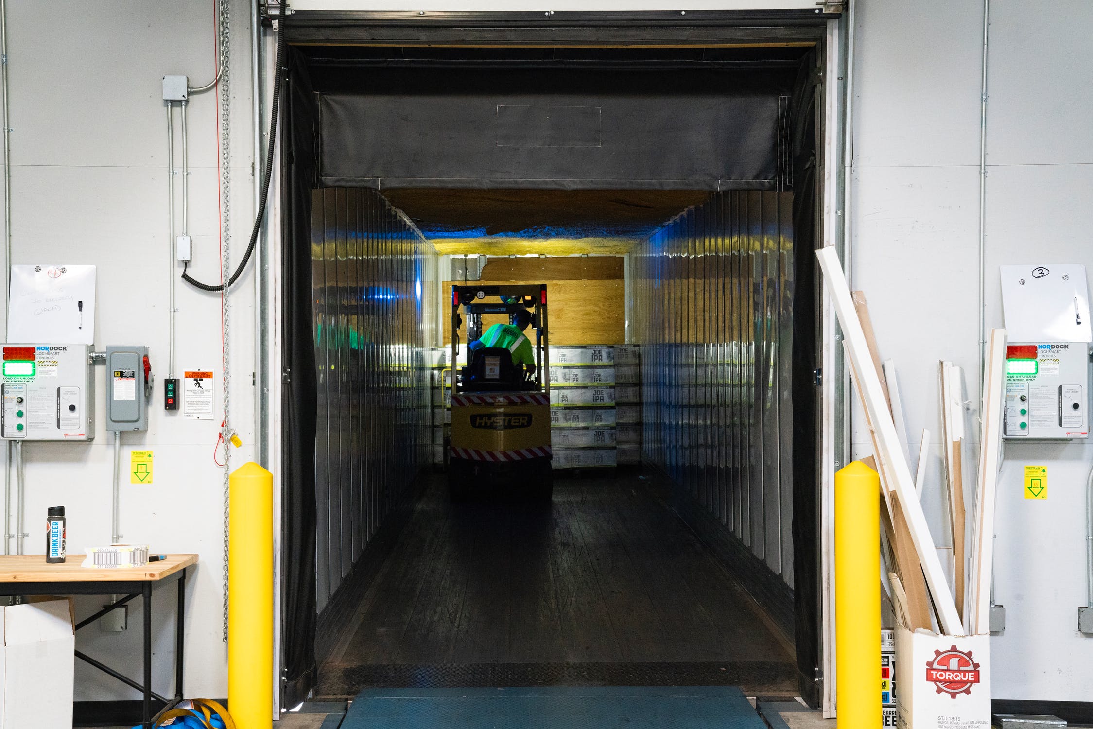 4 Tips for Choosing the Right Forklift for Your Warehouse