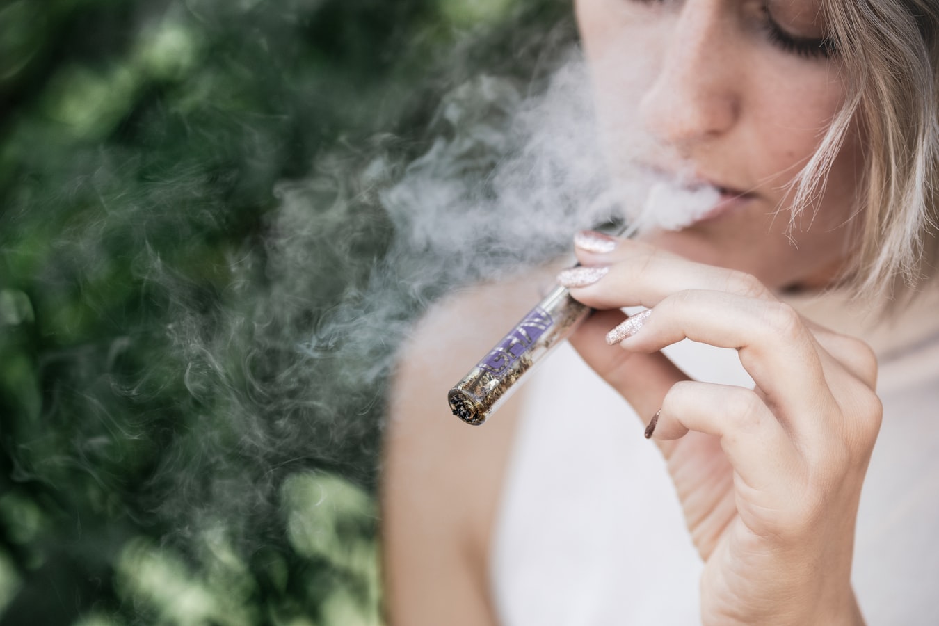 Keeping Discomfort At Bay – 5 Ways To Smoke Safely And In Style