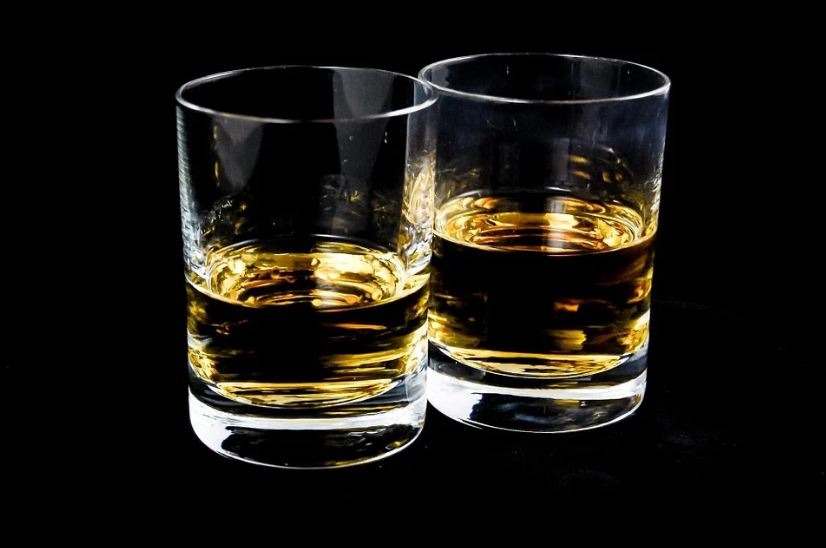 glasses that contain whiskey